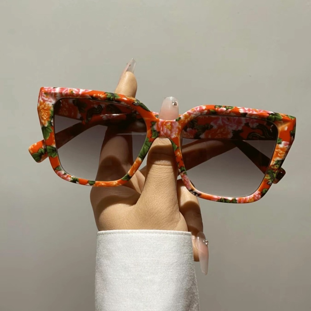 New Arrival Sunglasses “Back in Time” Floral Sunnies 🕶️